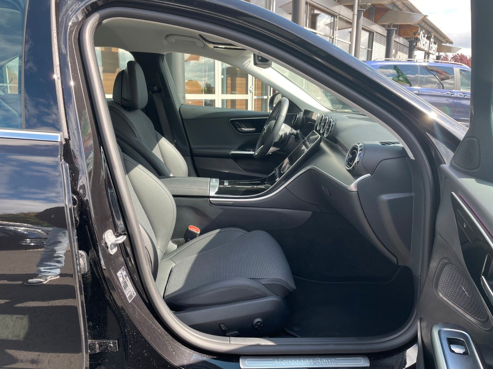 Fahrzeugabbildung Mercedes-Benz C 200 d AVANTGARDE 360°+TOTW+Carplay+Ambiente