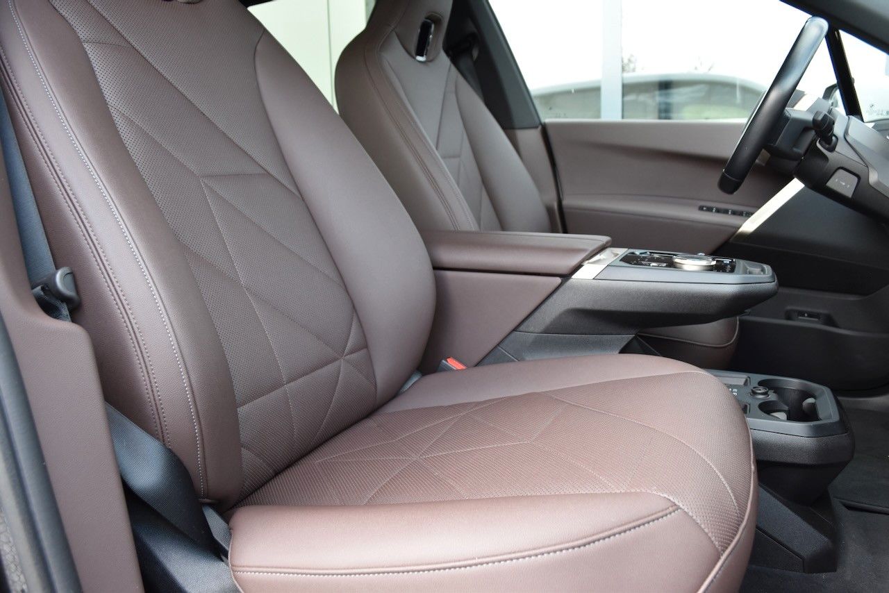 BMW iX xDRIVE40 SPORT SKYLOUNGE PRO-DRIVE H&K 1.HAND foto 5