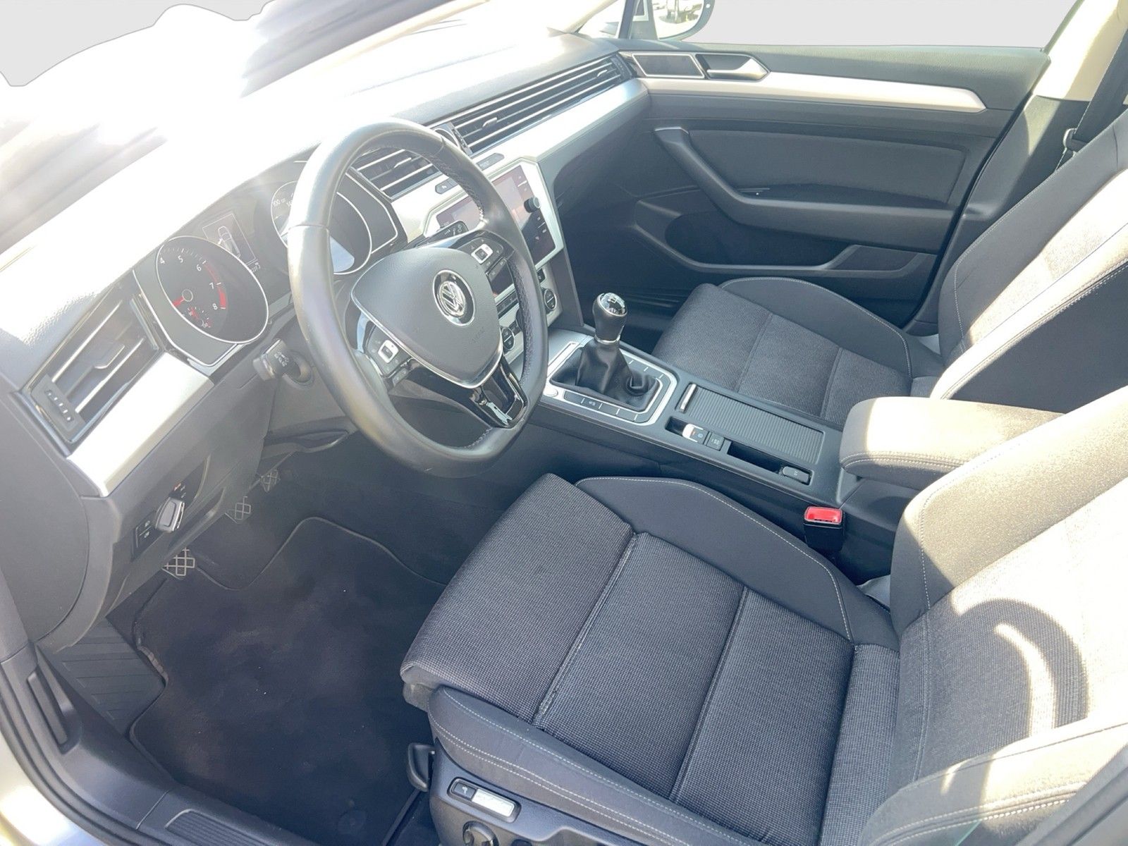 Fahrzeugabbildung Volkswagen Passat Variant TSI Comfortline BMT LED Navi ACC