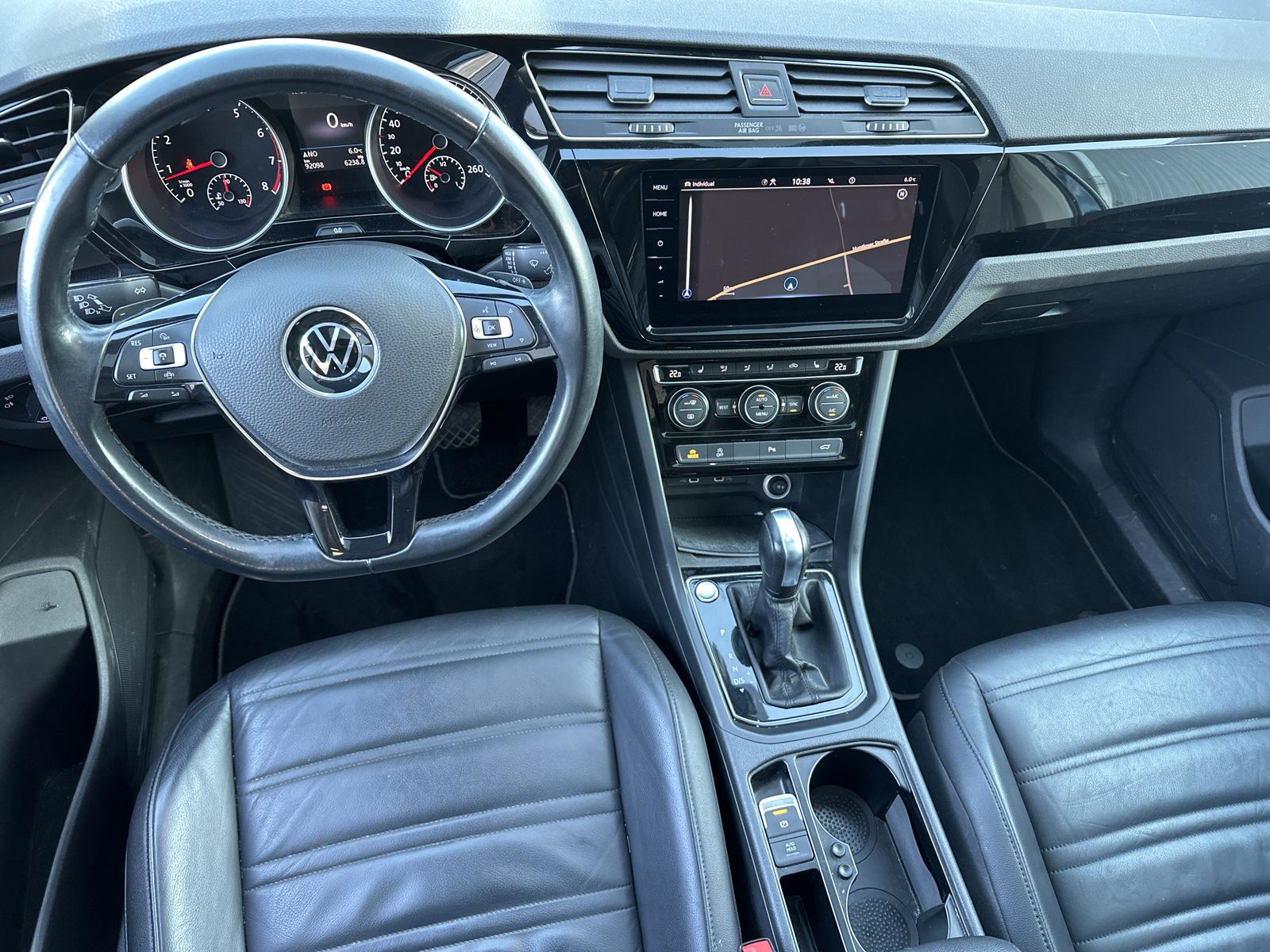 Fahrzeugabbildung Volkswagen Touran 1.5 TSI DSG 7-Sitzer HL NAV+LED+AHK+PANO