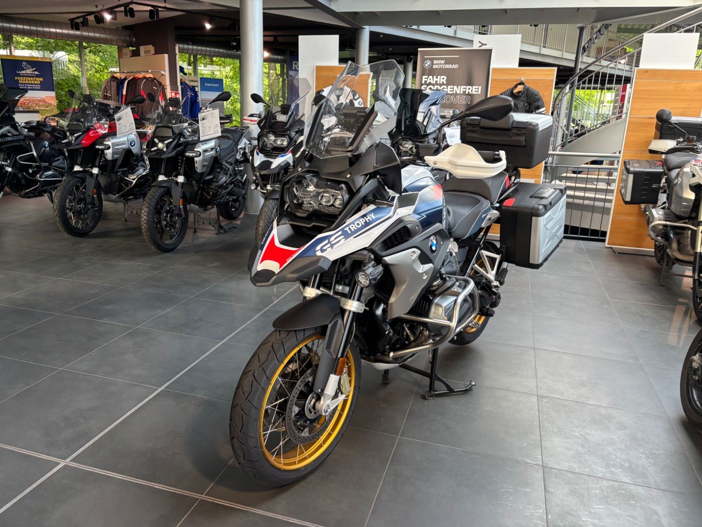 Fahrzeugabbildung BMW R 1250 GS Trophy 5 Pakete Akrapovic Koffersatz