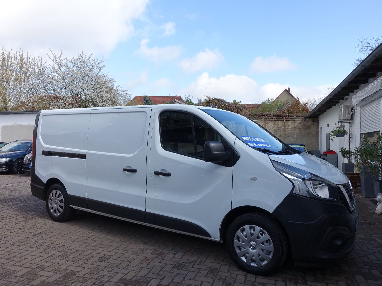NISSAN NV300