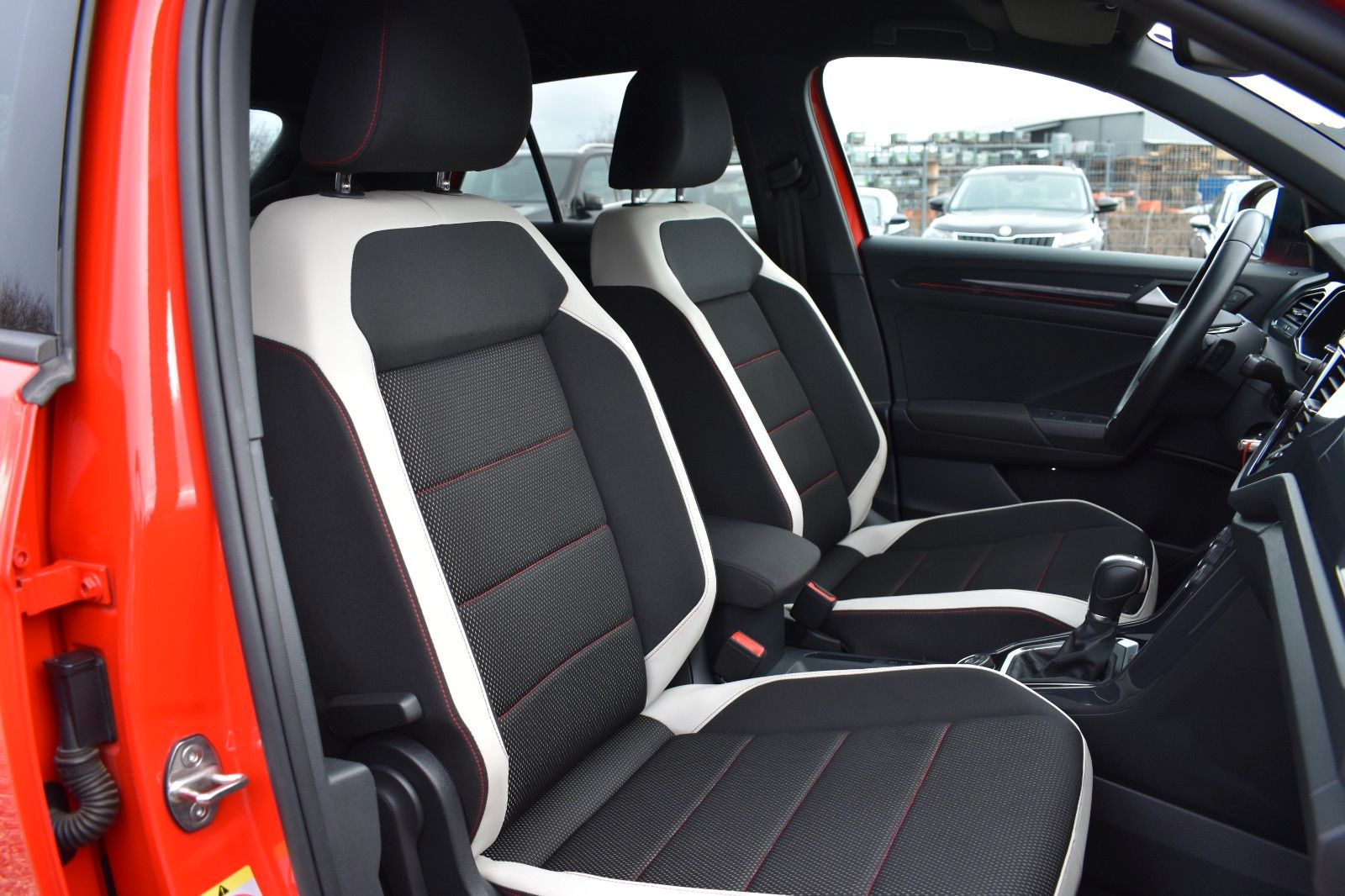 Fahrzeugabbildung Volkswagen T-Roc Sport 4Motion LED AHK Applecar Automatik