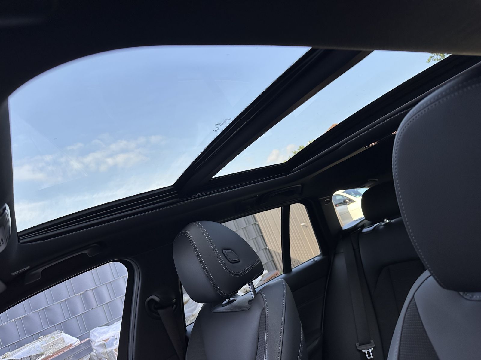 Fahrzeugabbildung BMW 330e Touring xDrive Sport Line NAV+LED+AHK+PANO