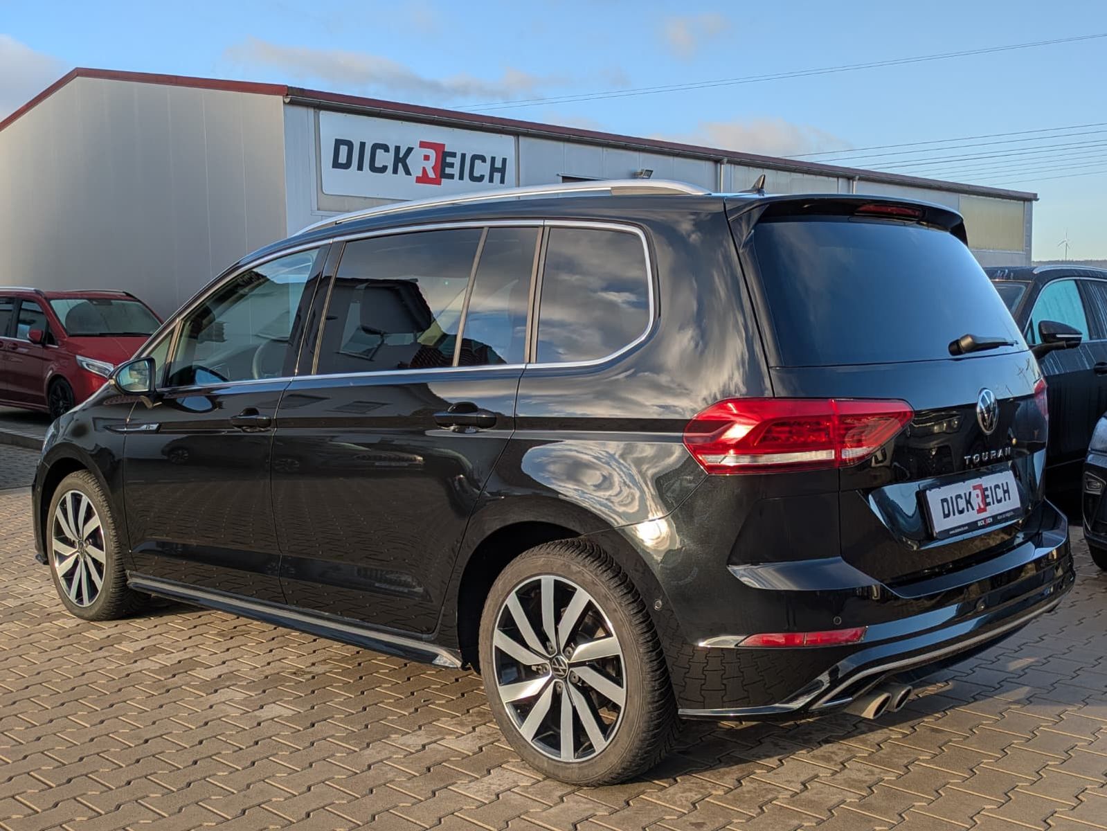 Fahrzeugabbildung Volkswagen Touran 2.0 DSG R-Line High. Pano 7-Si IQ.Dri AHK
