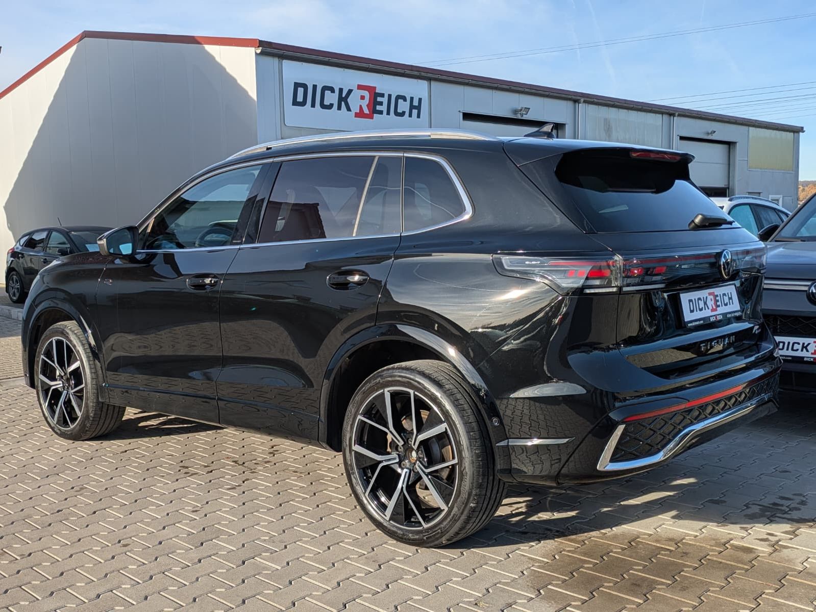 Fahrzeugabbildung Volkswagen Tiguan 2.0 TDI 4M R-Line PANO*H&K*AHK*MATRIX*20"