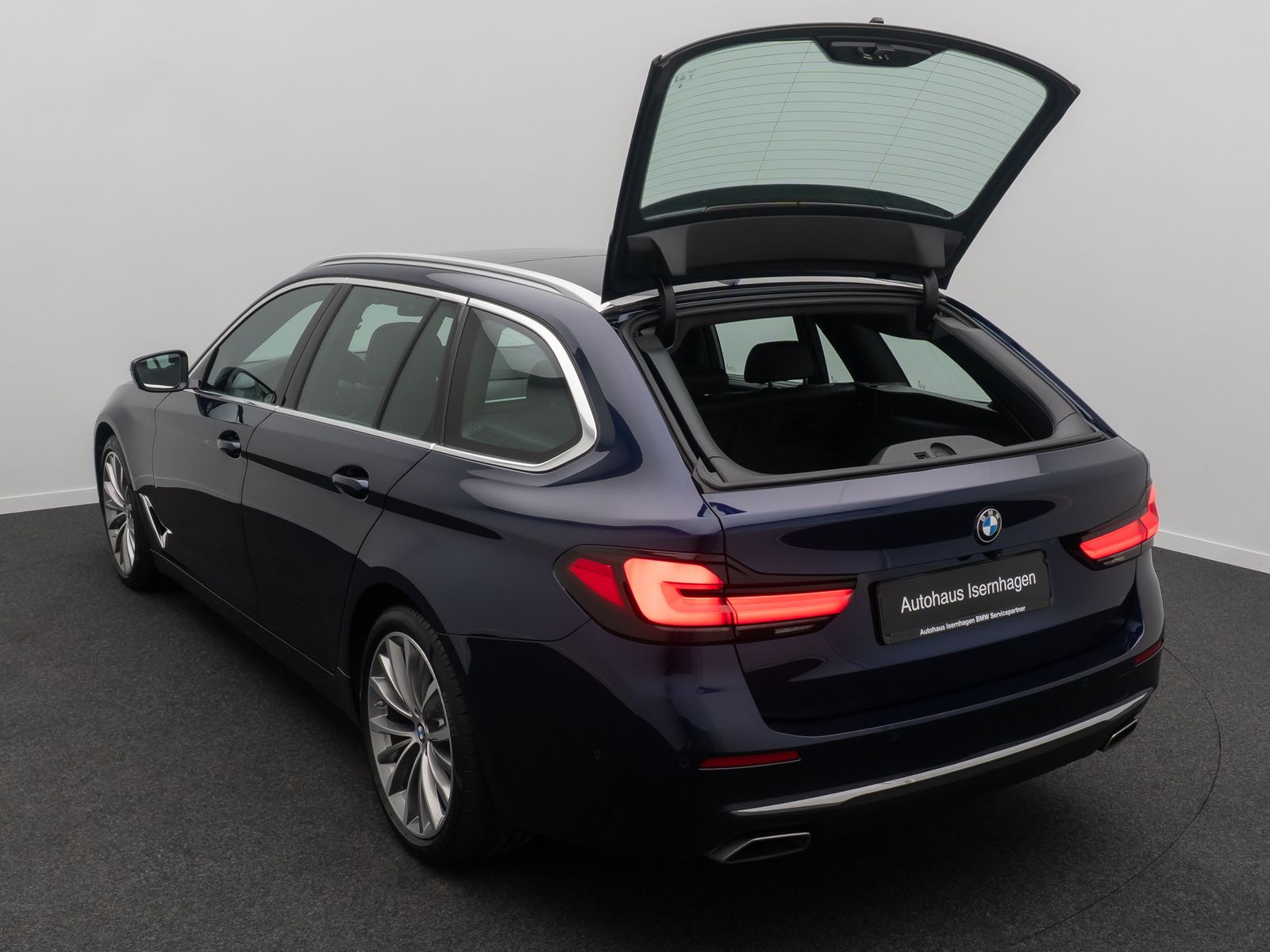 Fahrzeugabbildung BMW 530d xD Luxury Line HUD DAB AHK Panorama H/K 19"