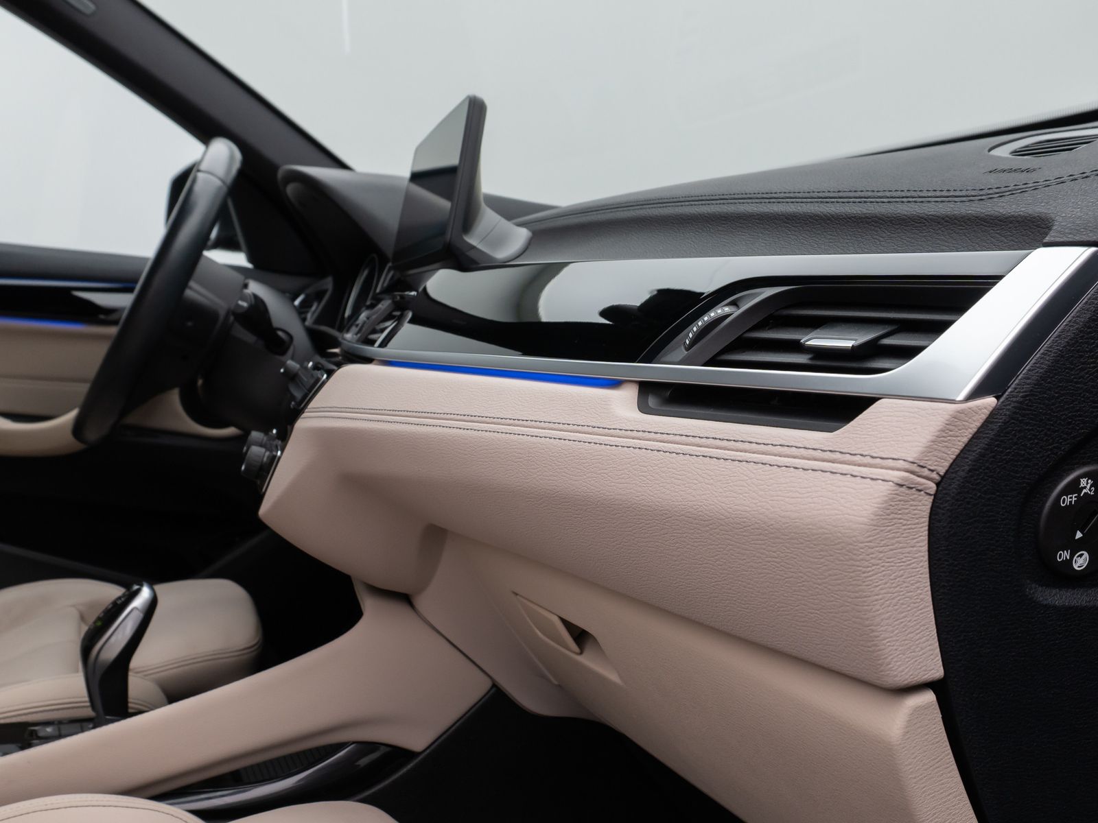 Fahrzeugabbildung BMW X1 xD20i xLine Kamera HUD DAB HiFi Komfort Sport
