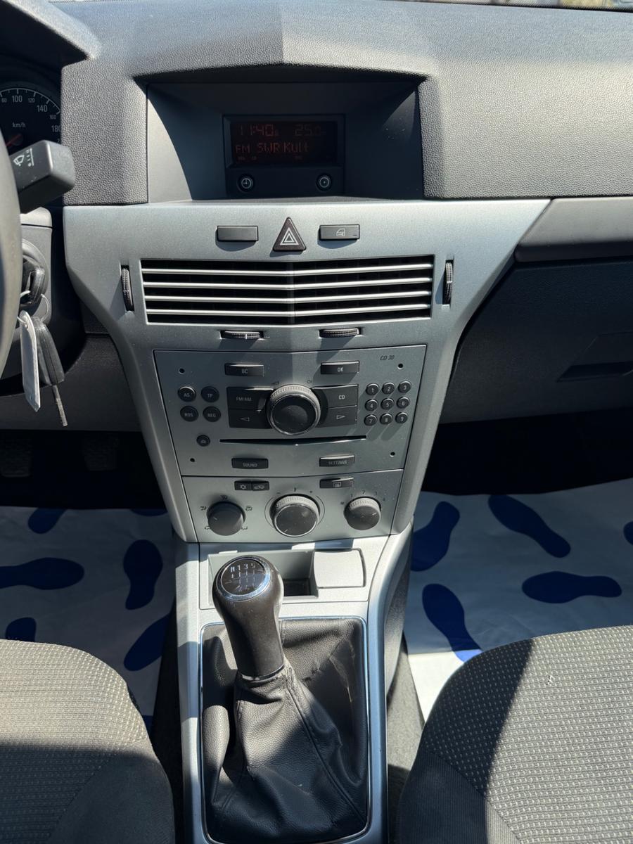Opel Astra 2009 — photo 10