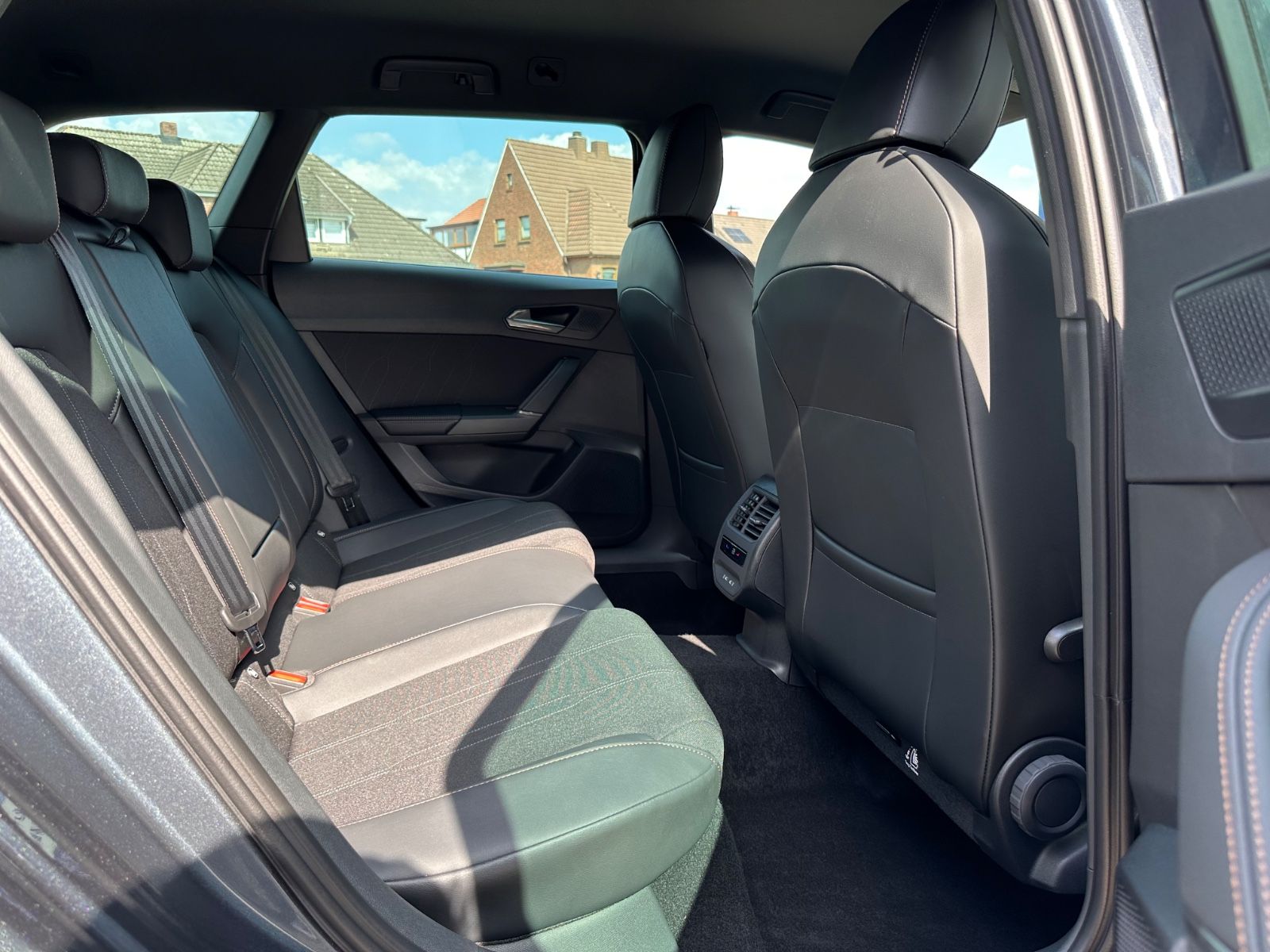 Fahrzeugabbildung CUPRA Leon Sportstourer 2.0 TDI DSG GJR/AHK/ACC/LED