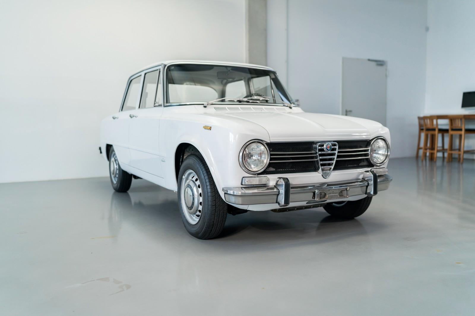 Alfa Romeo Giulia Super 1300 L *Matching Numbers*