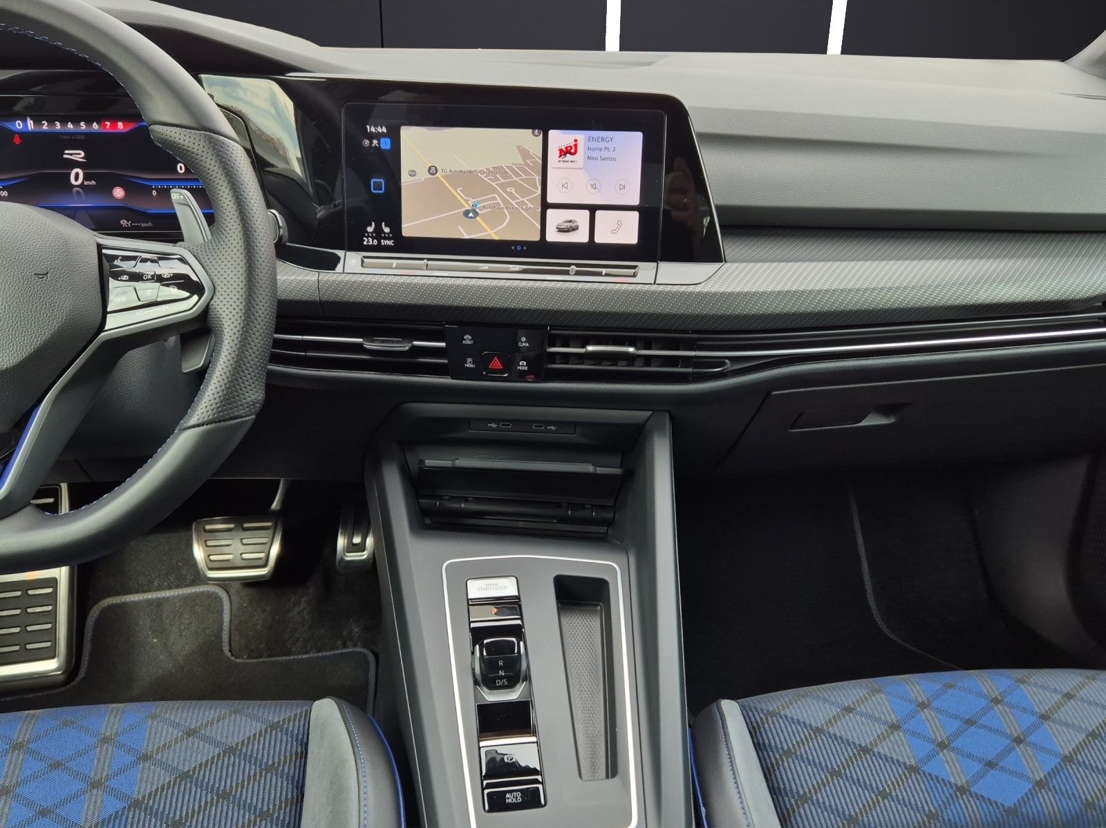 Fahrzeugabbildung Volkswagen Golf VIII R DSG 4M LEDplus Navi AID Pano Akra AC