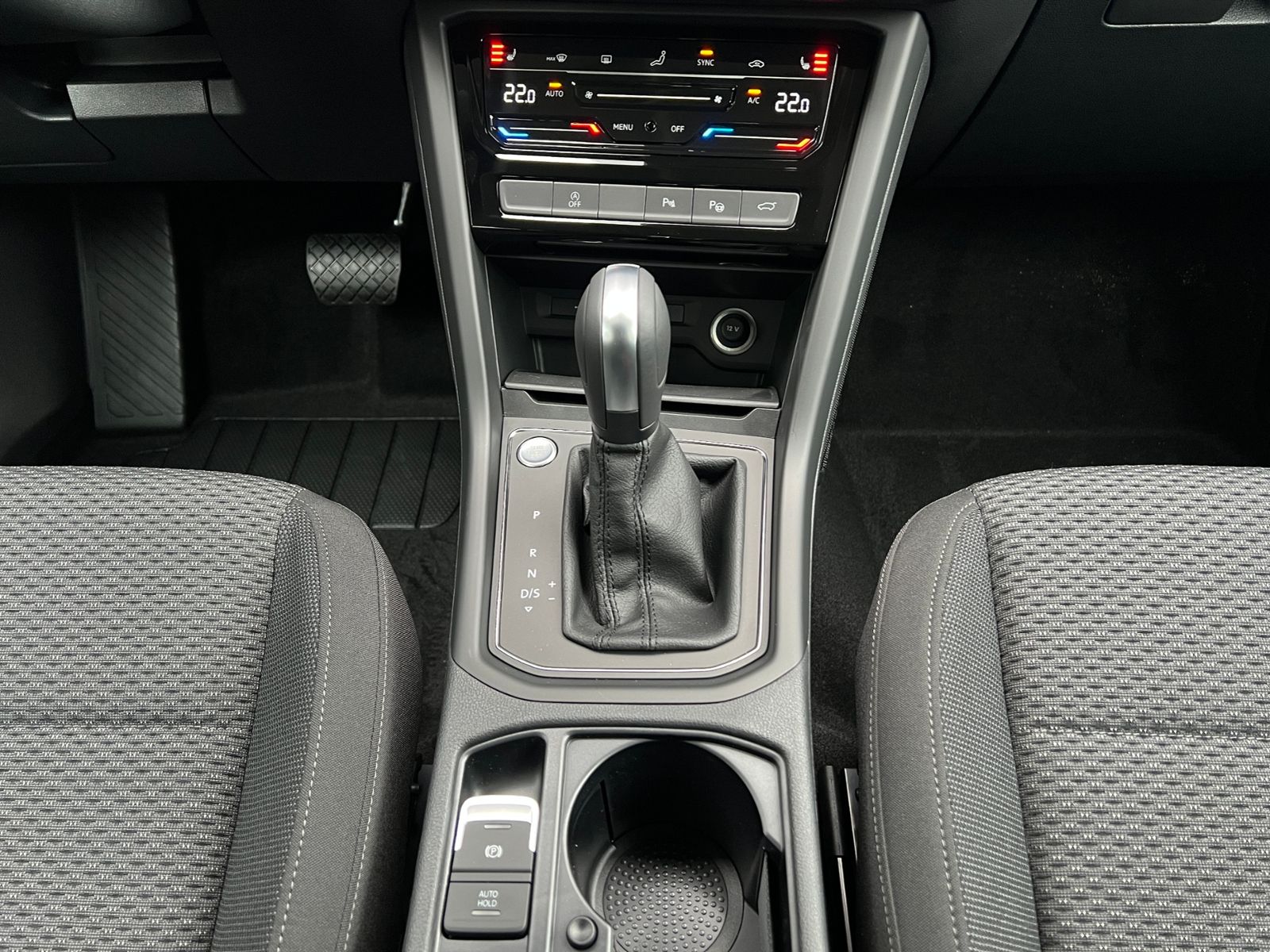 Fahrzeugabbildung Volkswagen Touran Comfortline 1.5 TSI DSG *LED, AHK, 7 Sitz