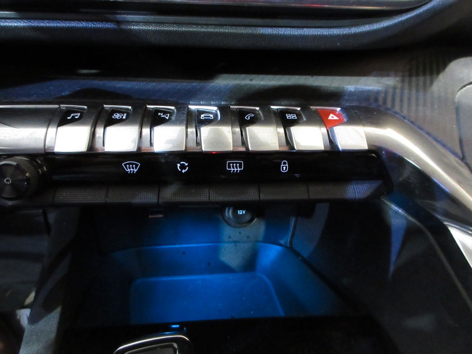 Fahrzeugabbildung Peugeot 5008 Active 1.2T NAVI/PDC/LED/AHK/TEMPO