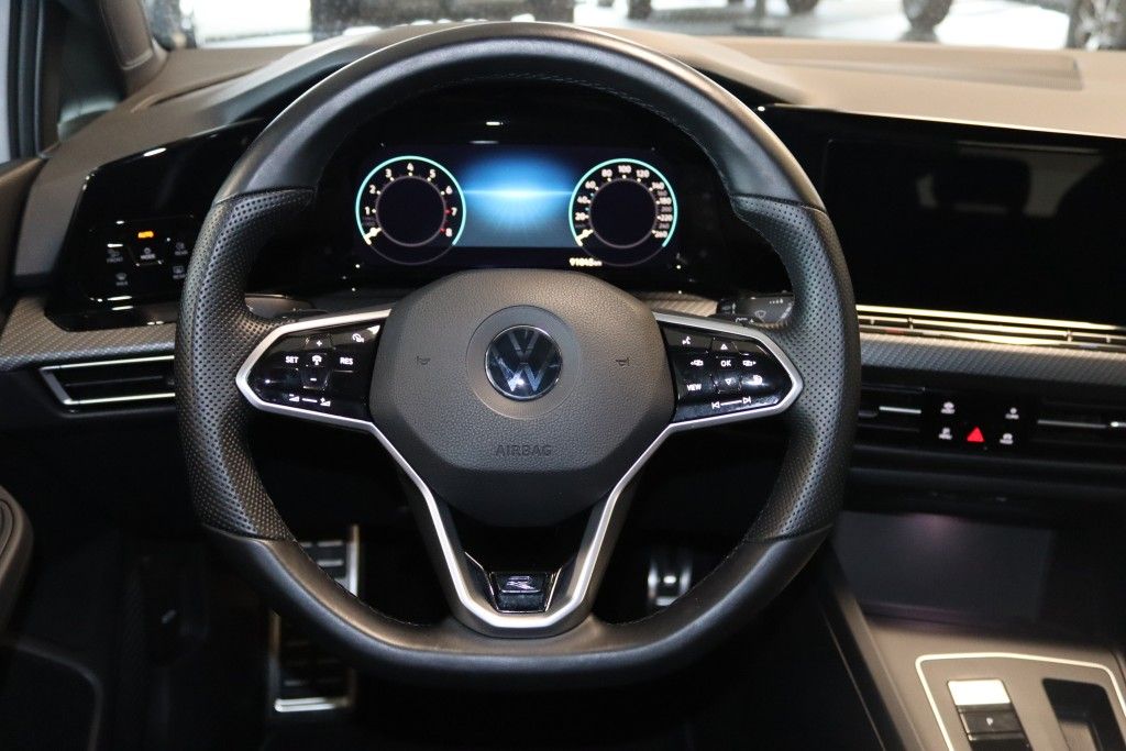 Fahrzeugabbildung Volkswagen Golf 1.5 eTSI DSG R-Line-Navi-IQ.Light-ACC-DAB-