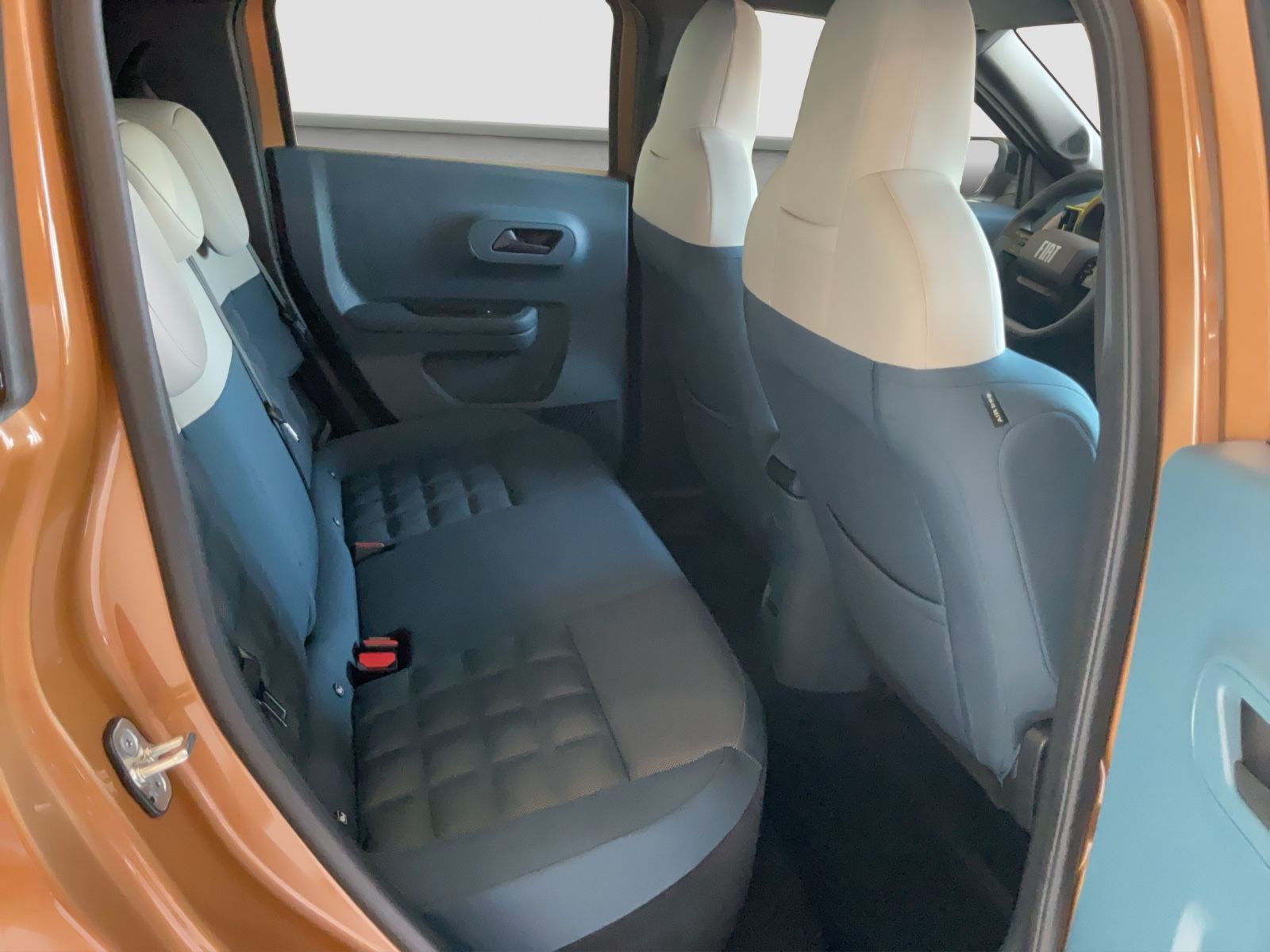 Fahrzeugabbildung Fiat Grande Panda Elektro La Prima + Winterpaket