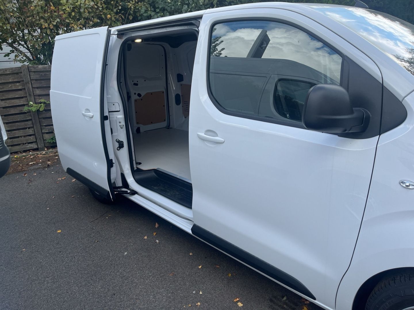 Fahrzeugabbildung Peugeot Expert KW Elektro Standard 75 kWh Navi Temp.