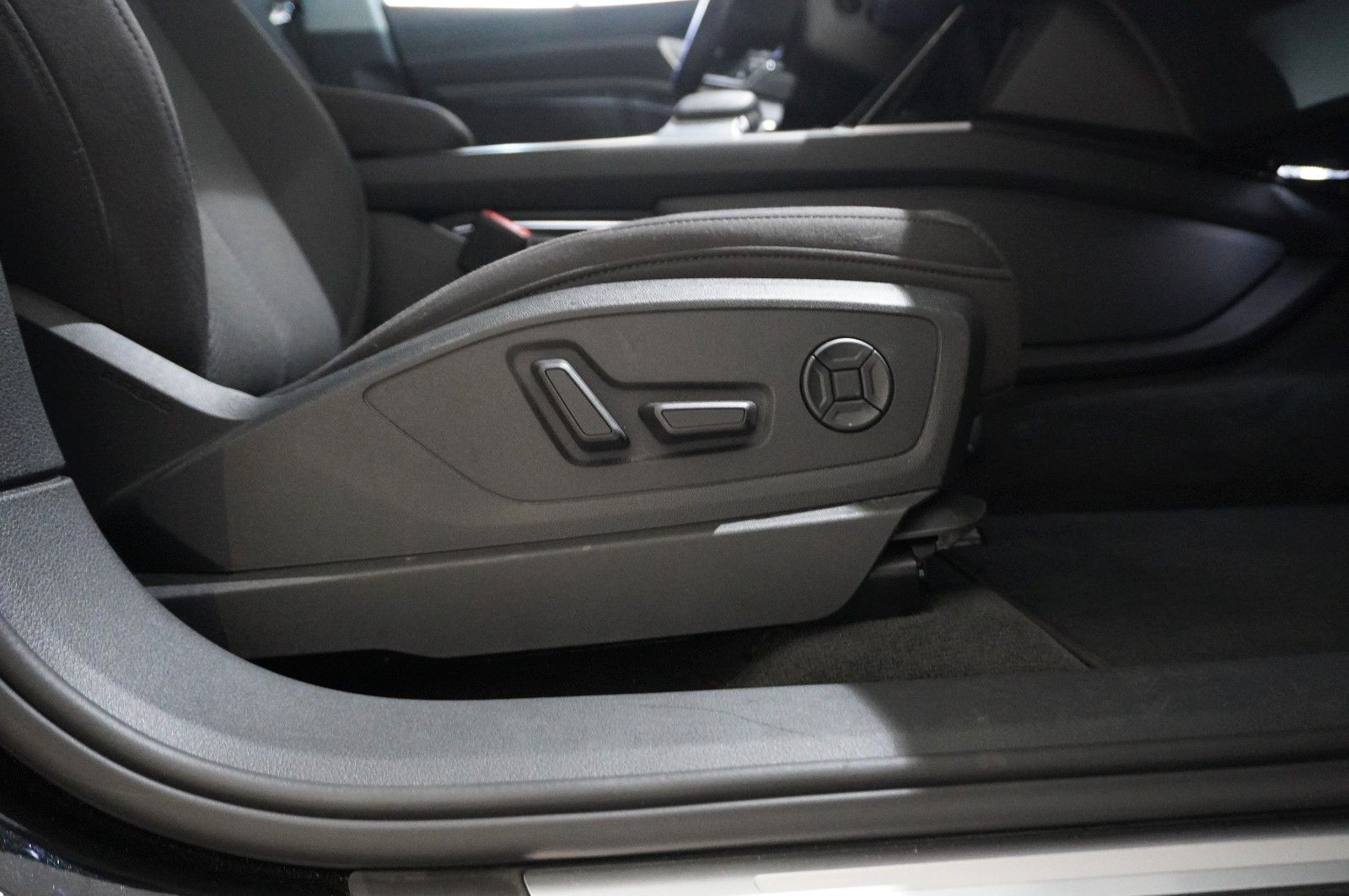 Fahrzeugabbildung Audi e-tron 50 quattro ADVANCED NAVI/LED/SPORT/SH/DAB