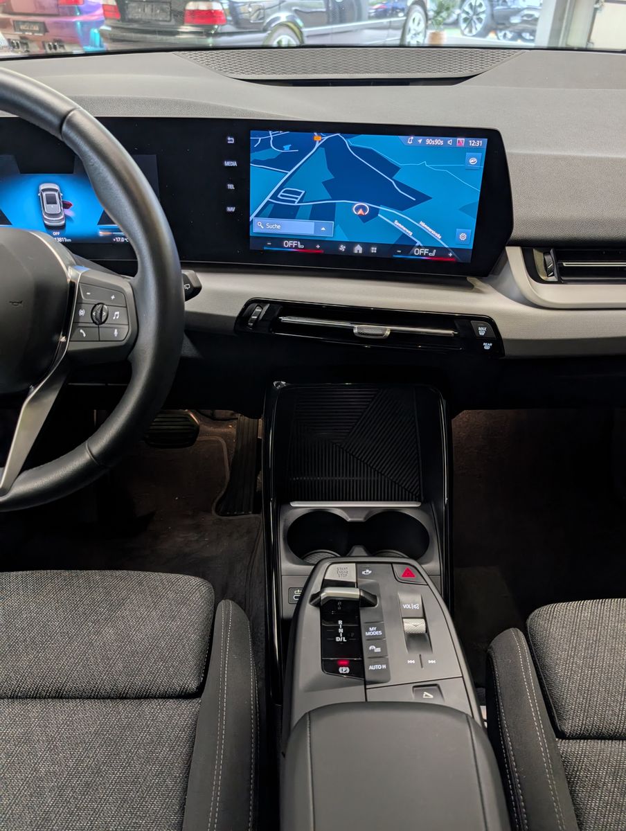 Fahrzeugabbildung BMW 218 Active Tourer d AHK Pano Cam Travel-Paket