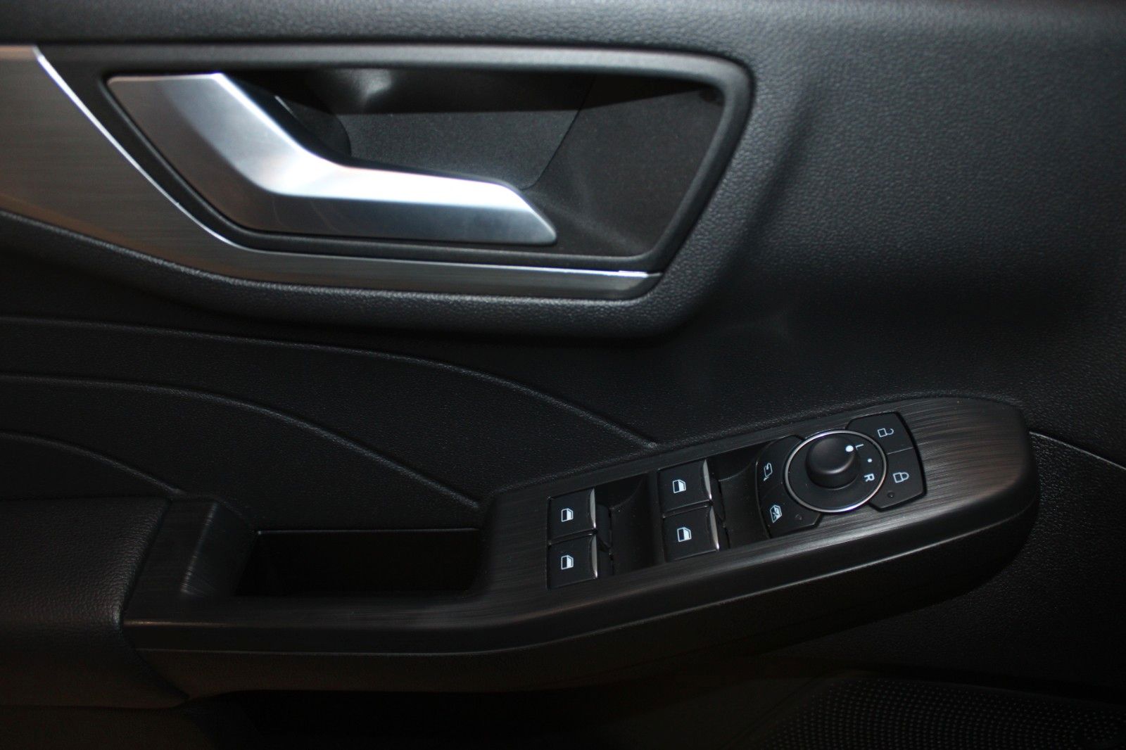 Fahrzeugabbildung Ford Kuga 2.5 PHEV Titanium LED Panodach WinterPaket