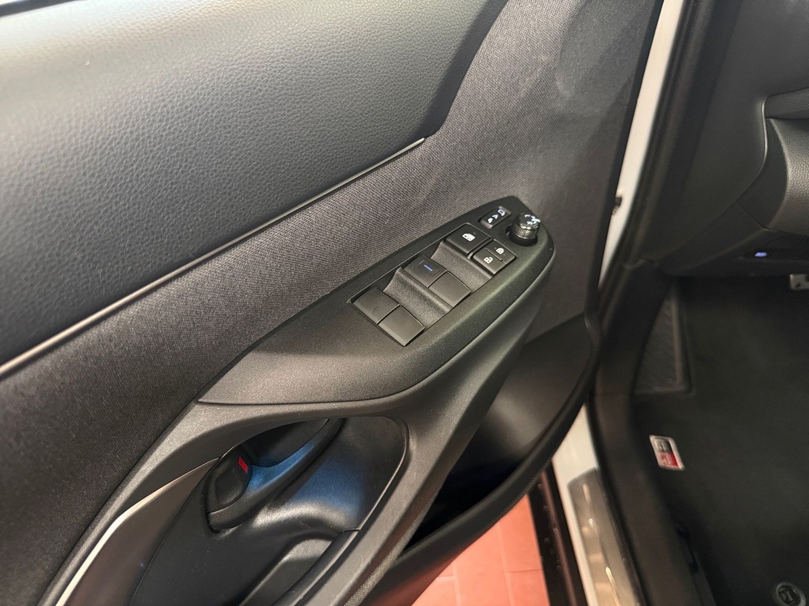 Fahrzeugabbildung Toyota Yaris Cross 1.5 GR Sport HUD,KlimaA,LED,LM 18