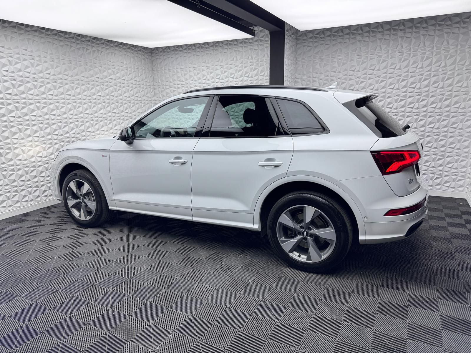 Fahrzeugabbildung Audi 40 TDI S-LINE/QUATTRO/ACC/AHK/VIRUTAL/360°/DAB