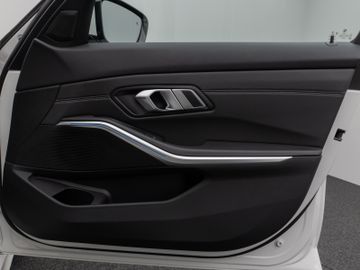 Fahrzeugabbildung BMW 330e xDr Tour Sport Line ACC HUD Pano HiFi Laser