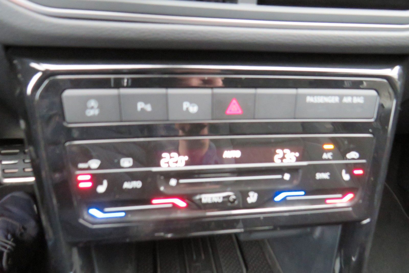 Fahrzeugabbildung Volkswagen T-CROSS DSG GOAL AHK PDC NAVI ASSISTENT-PA. 1.HD