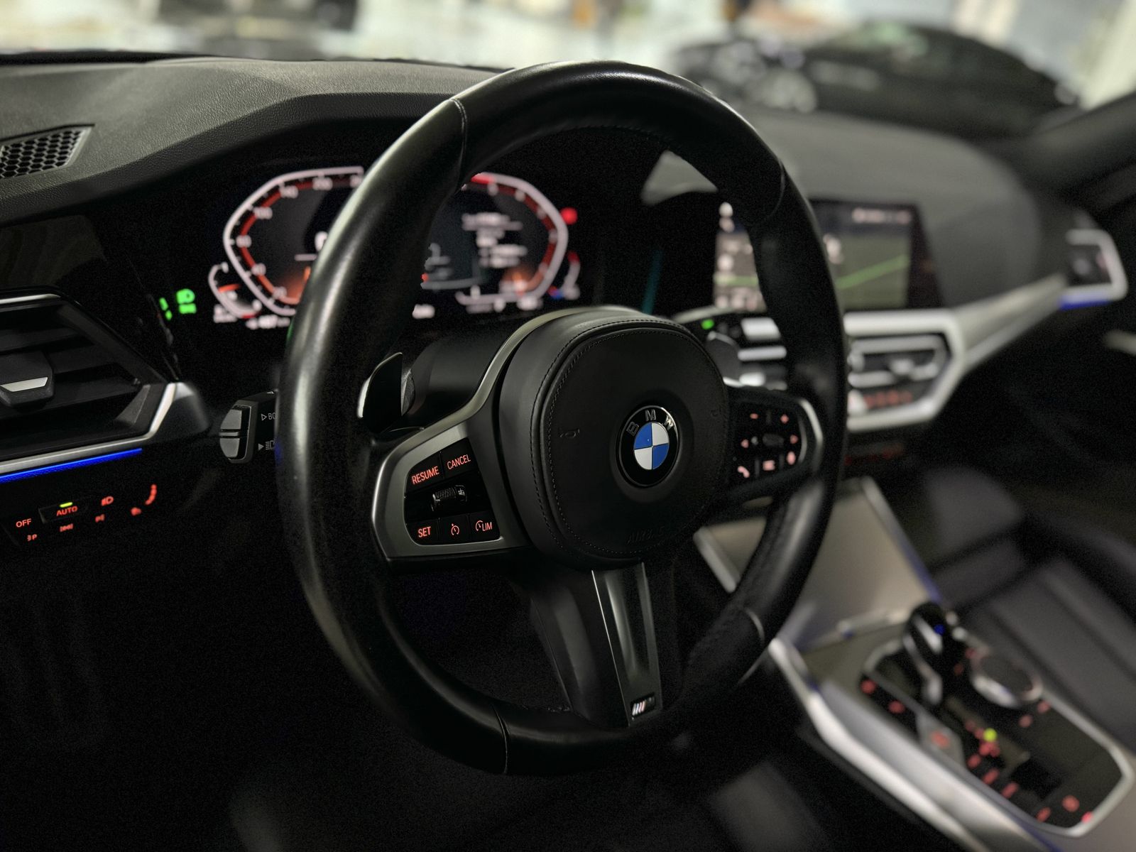 Fahrzeugabbildung BMW 320d M Sport PanoramaKamera HUD DAB HiFi Komfort