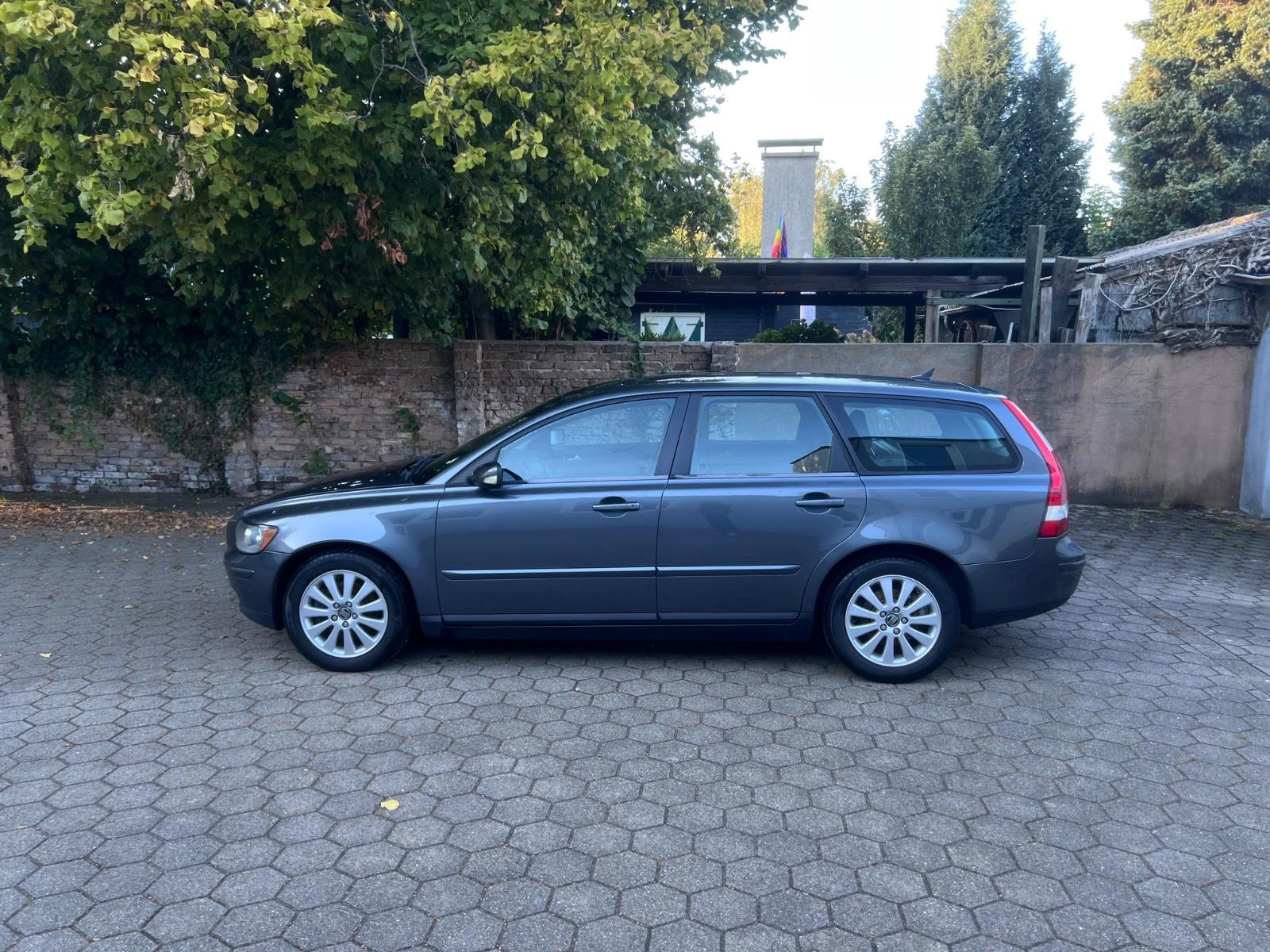 Volvo V50 2004 — rear view