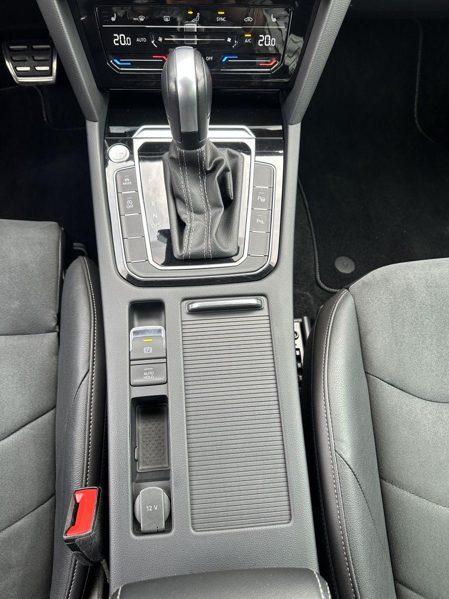 Fahrzeugabbildung Volkswagen Arteon 2.0 TSI DSG R-Line NAV+MATRIX+ACC+VCOCK