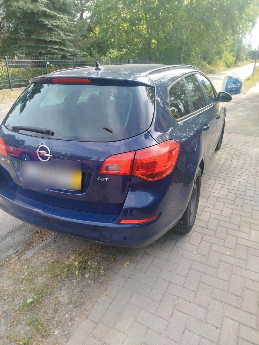 Opel Astra 2011 — photo 7