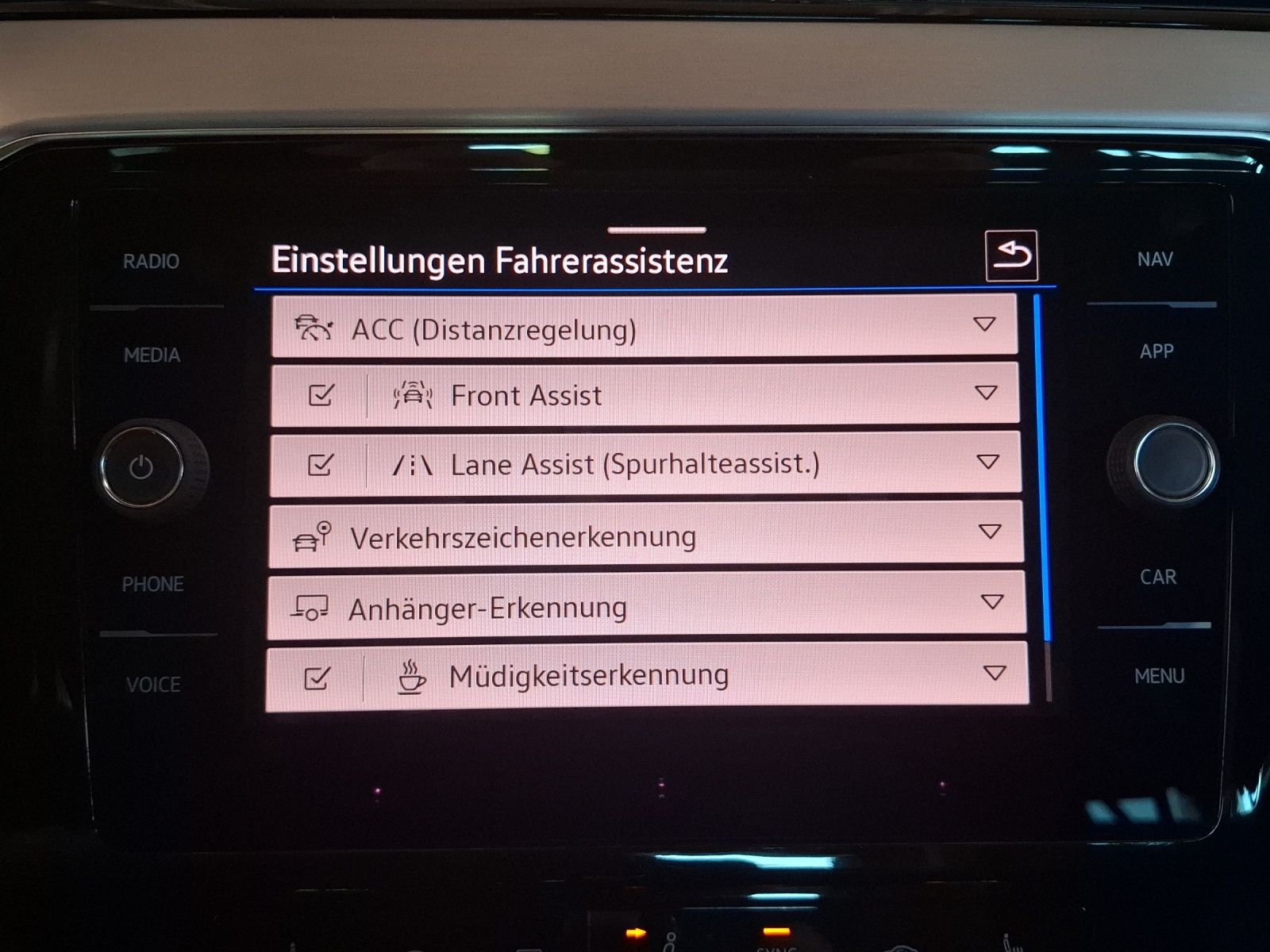 Fahrzeugabbildung Volkswagen Passat Variant TDI Elegance DSG R-Line Matrix AH
