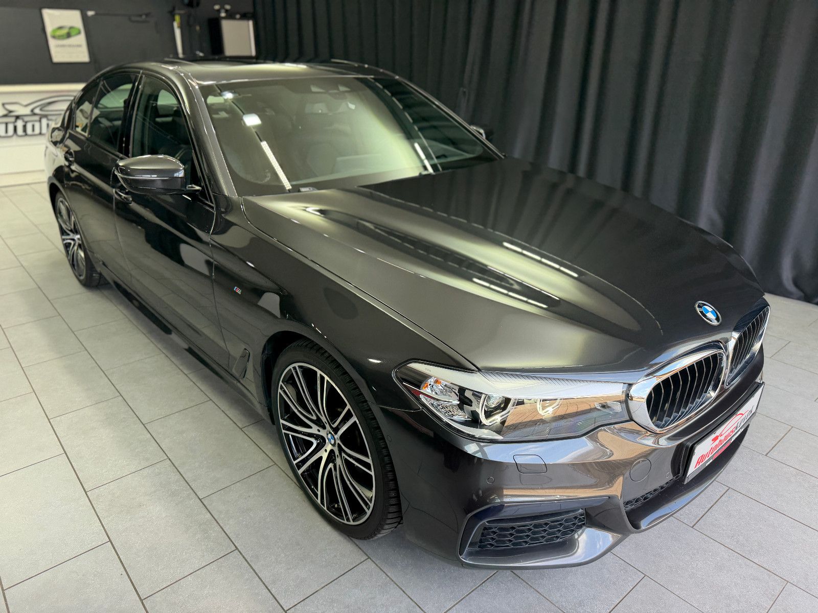 Fahrzeugabbildung BMW BMW 530i Lim xDrive M SPORT|HEAD-UP|360"|NAVI|