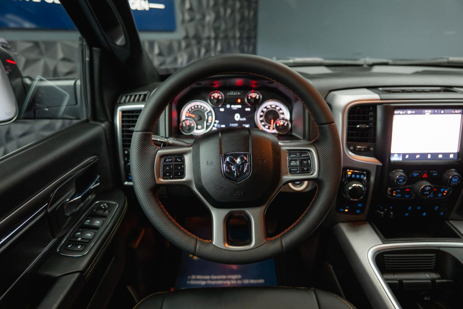 Fahrzeugabbildung Dodge RAM 5.7 V8 HEMI 4x4 OFFROAD Night HarleyDavidson