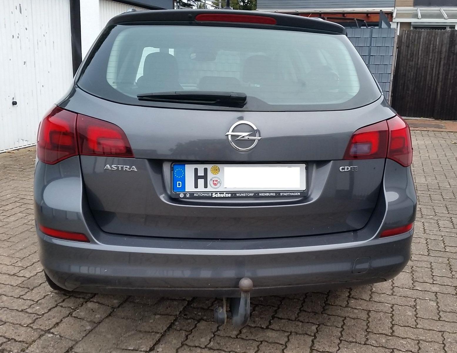 Opel Astra 2011 — photo 6