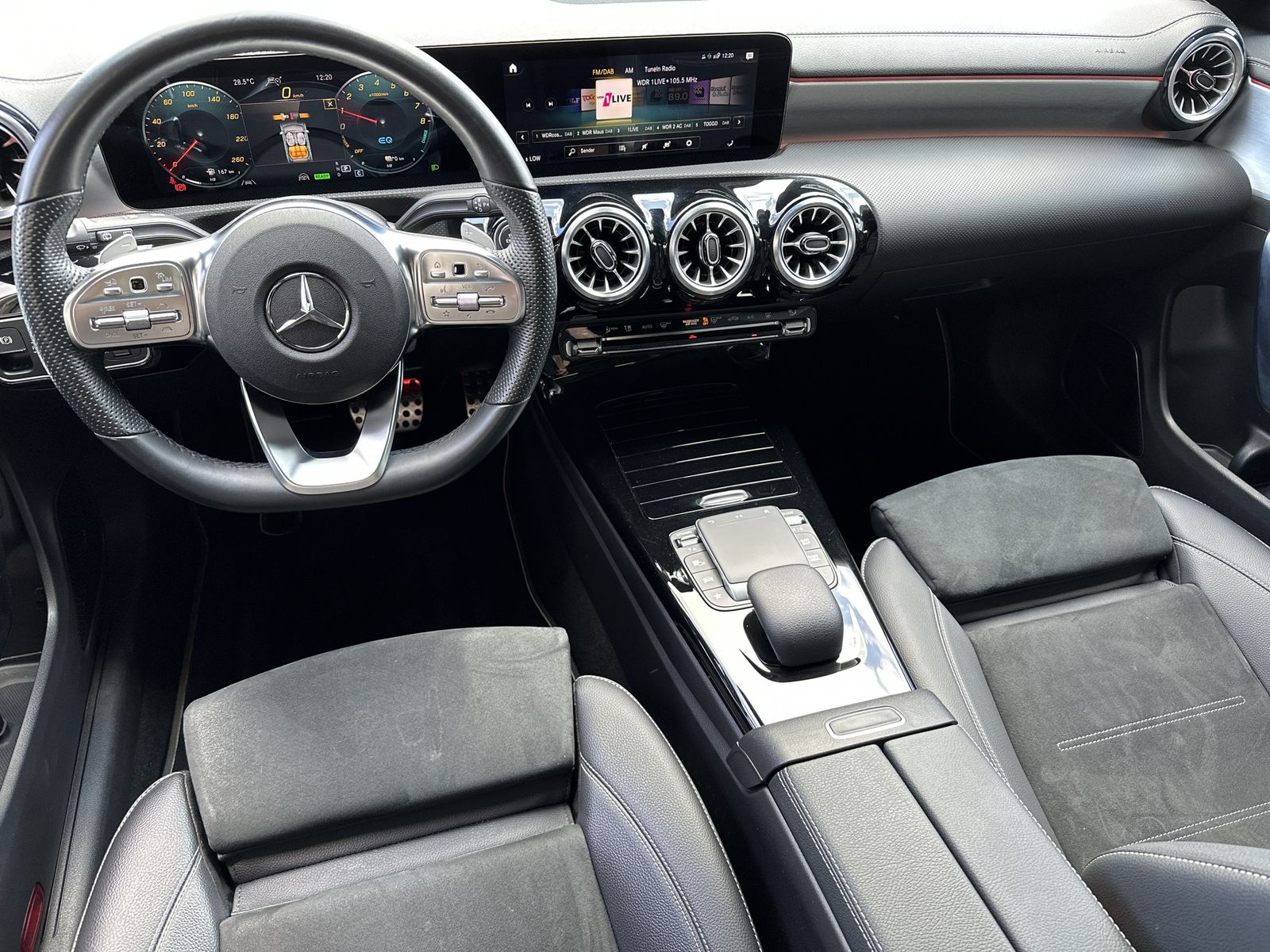 Fahrzeugabbildung Mercedes-Benz CLA 250e SB AMG-Line NAV+LED+PANO+BURMESTER+360°