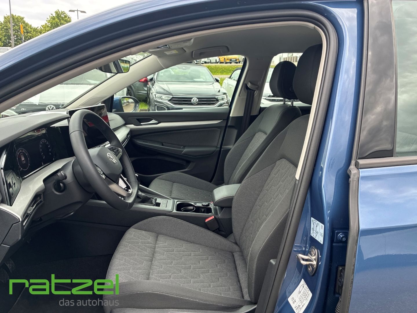 Fahrzeugabbildung Volkswagen Golf VIII Life 1,5 TSI HUD Navi Digitales Cockpi
