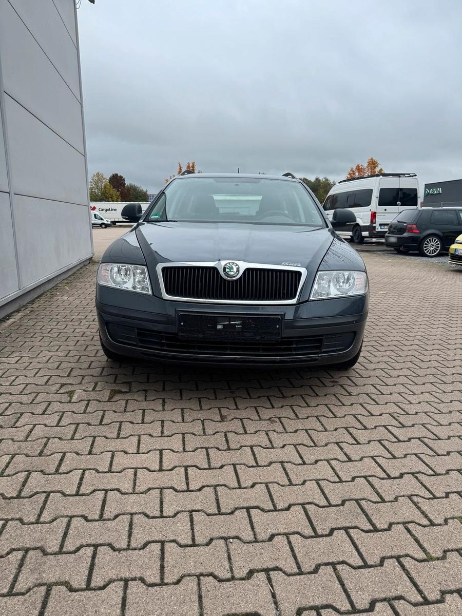 Skoda Octavia 2013 — rear view