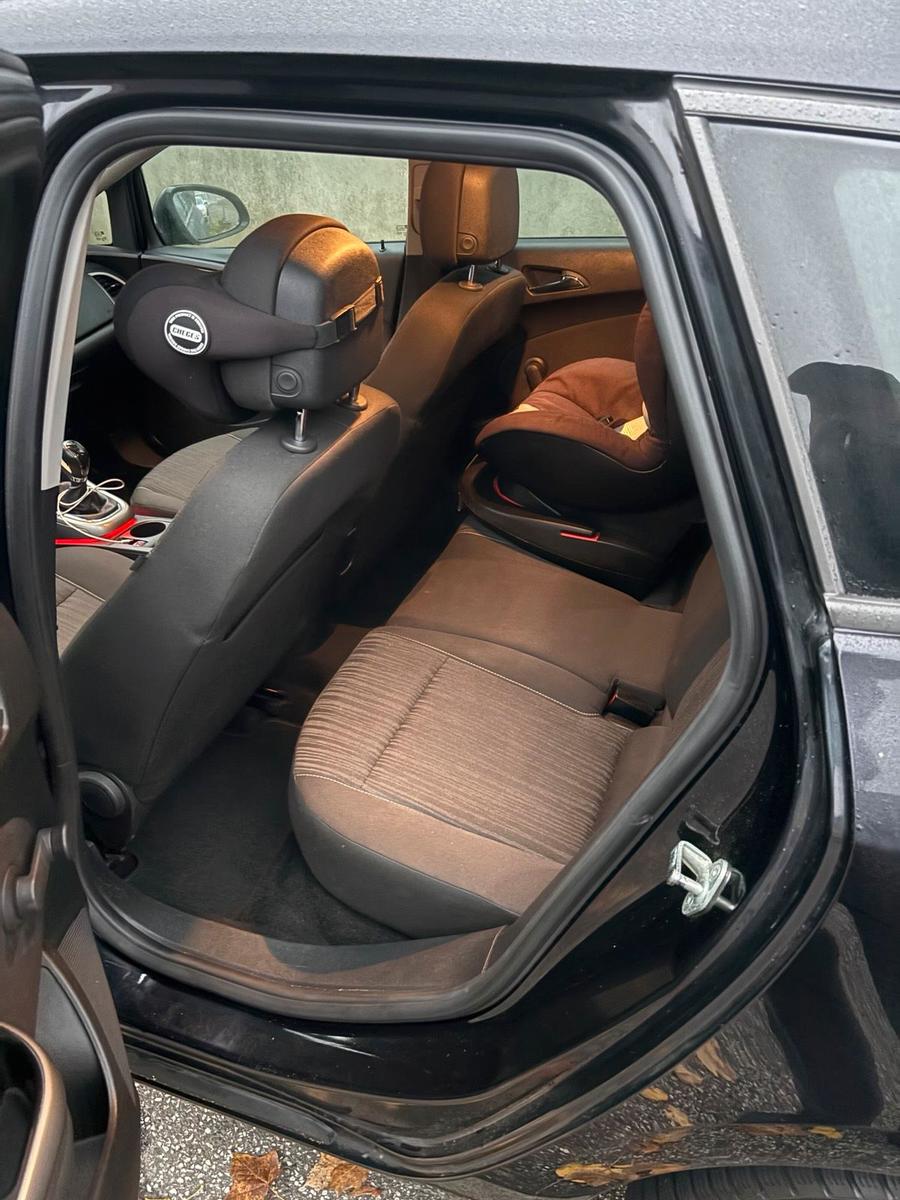 Opel Astra 2011 — photo 9