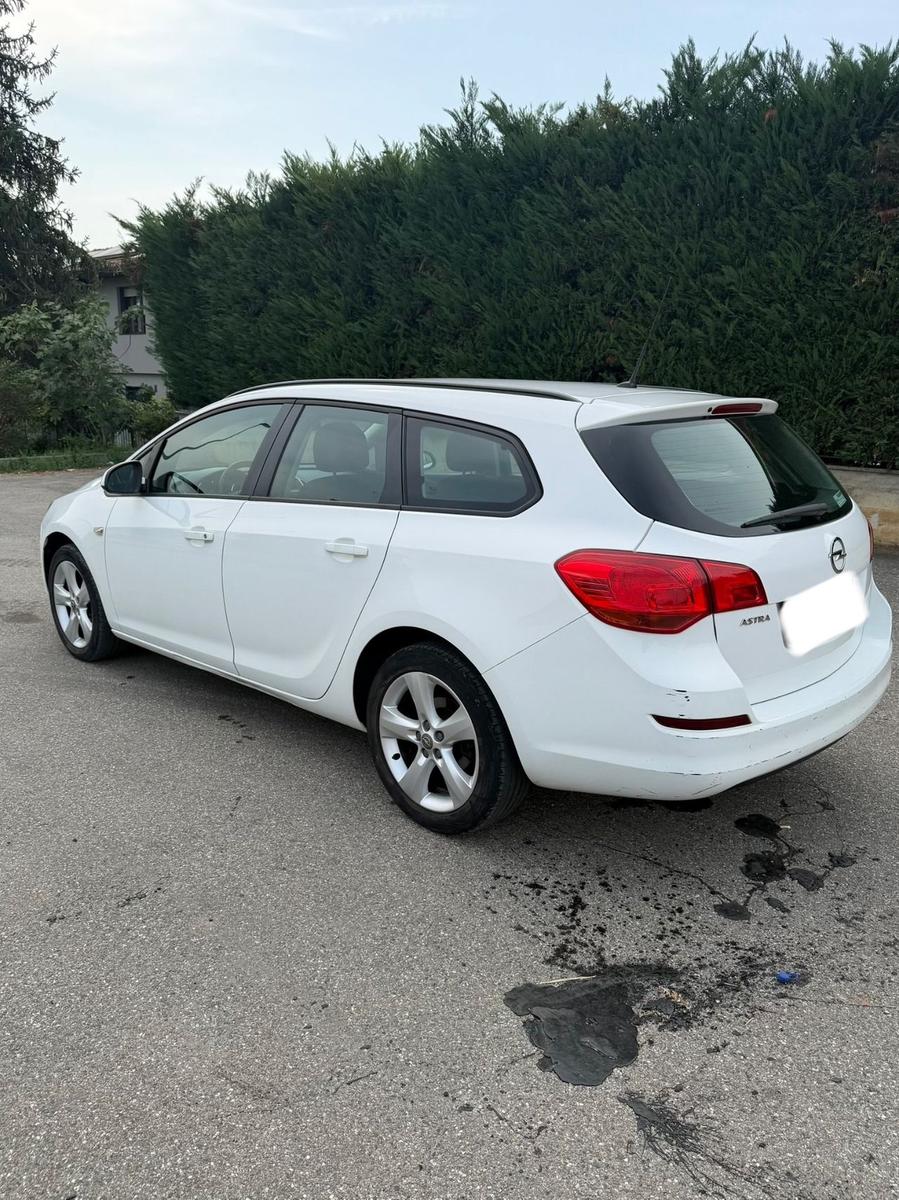 Opel Astra 2011 — салон