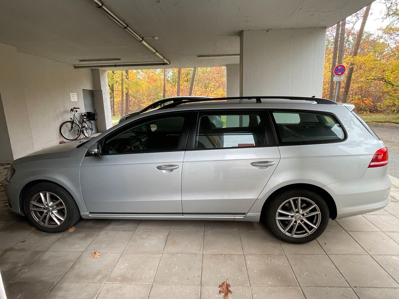 Volkswagen Passat 2011 — вигляд ззаду