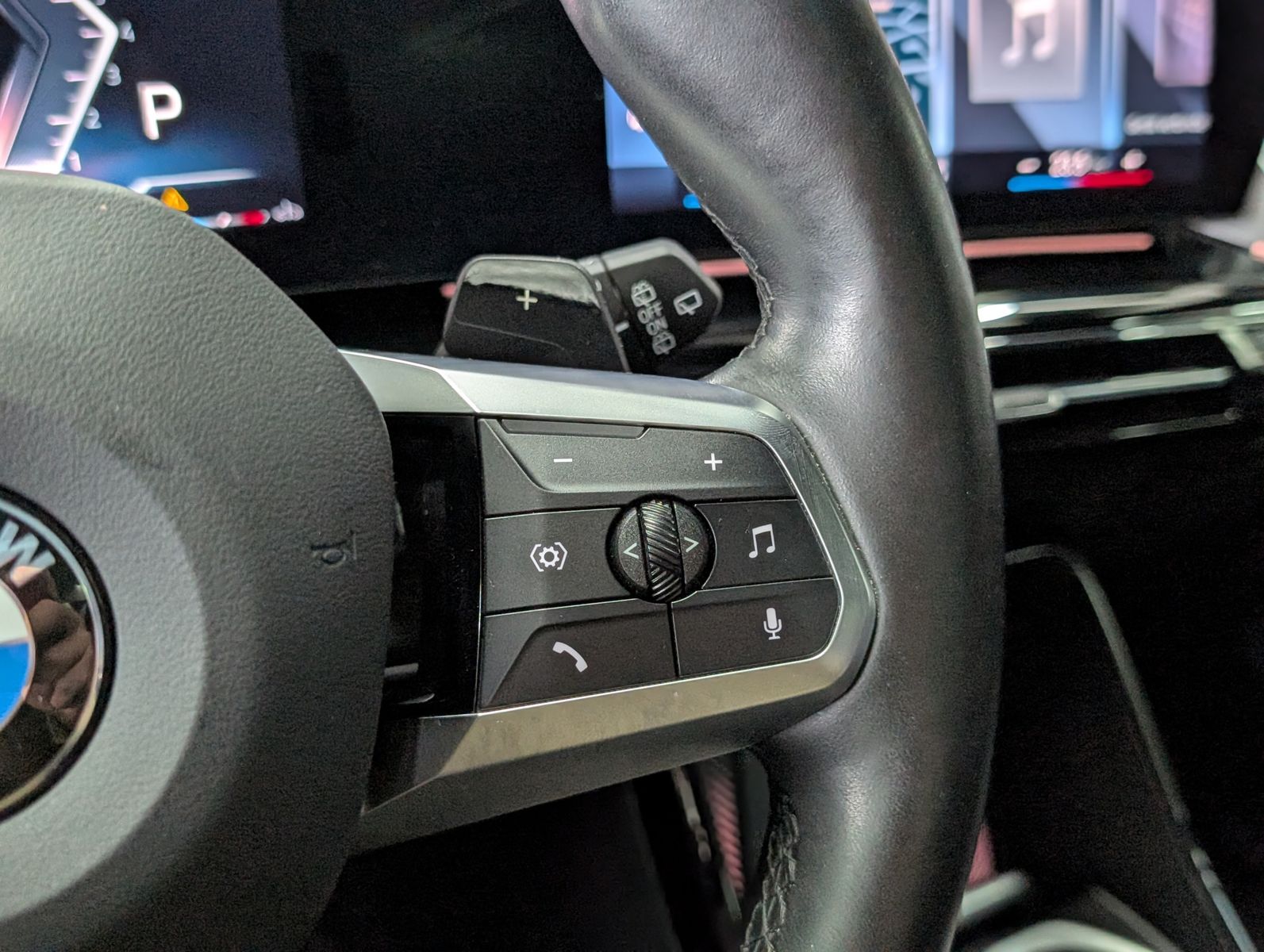 Fahrzeugabbildung BMW X1 20i M Sport Shadow H&K AHK PANO HUD 360° 20"