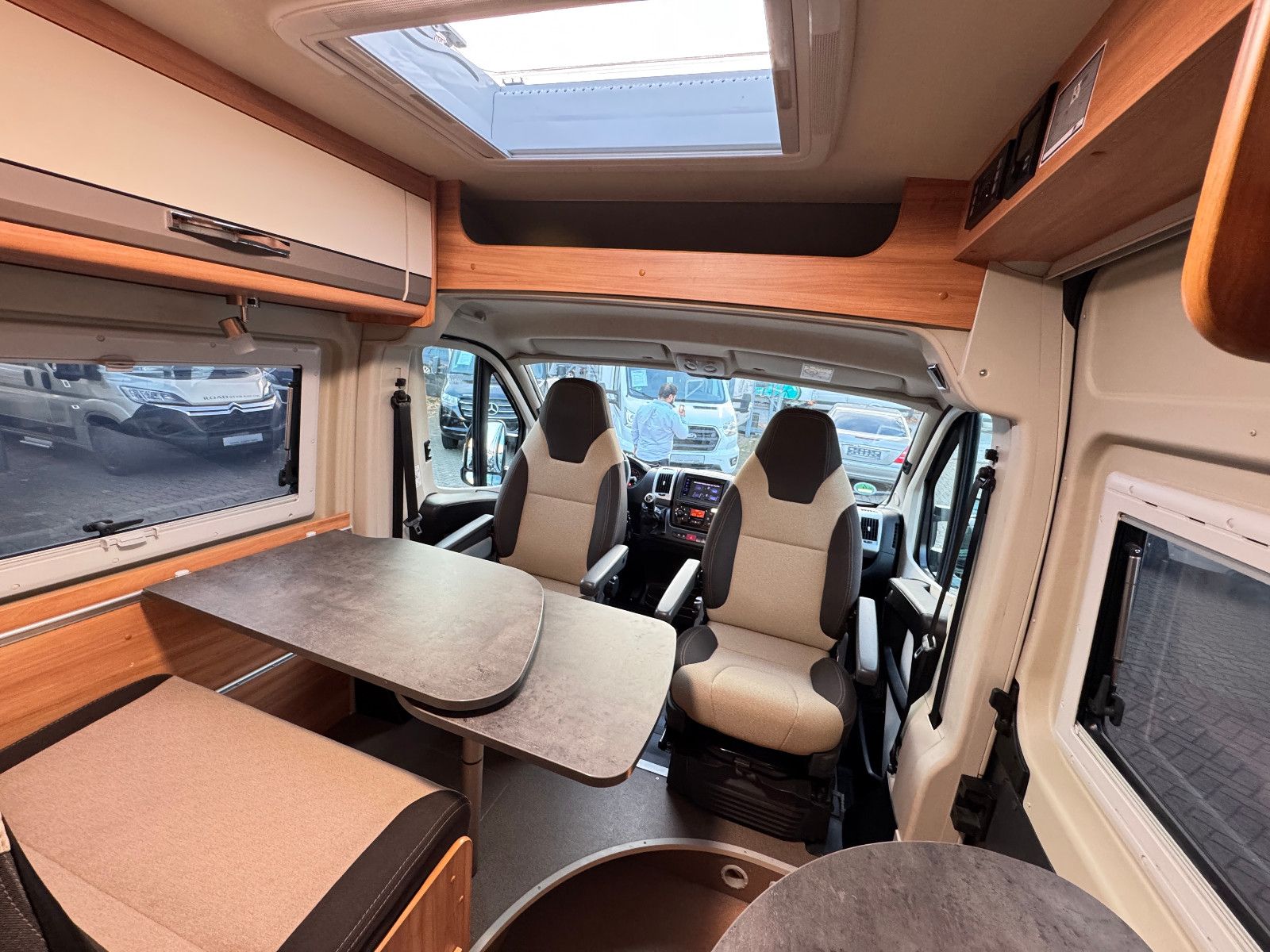 Fahrzeugabbildung Pössl SUMMIT 600 PLUS SCHWENKBAD KAMERA QUERBETT LED