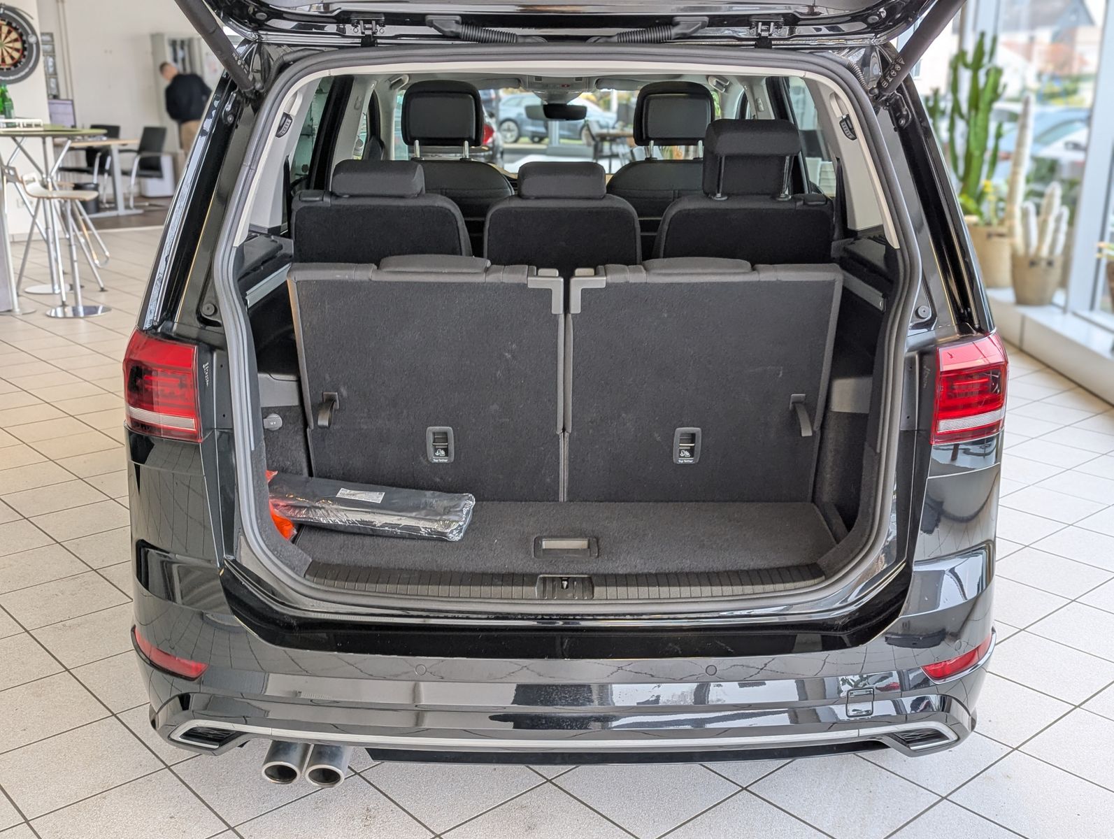 VW Touran 2.0 DSG R-Line High. Pano 7-Si IQ.Dri AHK - Image 20