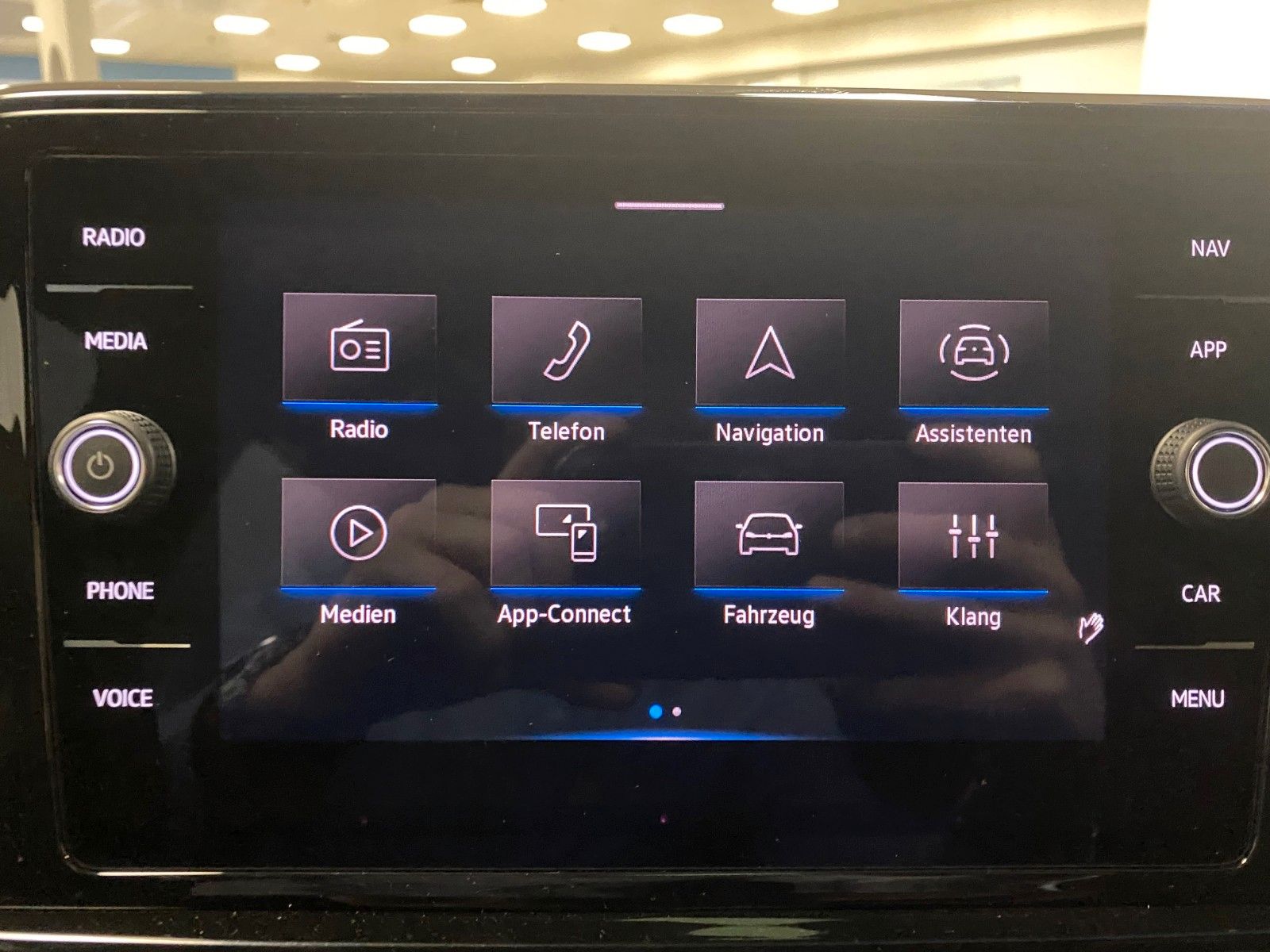 Fahrzeugabbildung Volkswagen T-Roc 1.5 TSI DSG+STYLE+PANORAMA+AHK+GARANTIE+BC