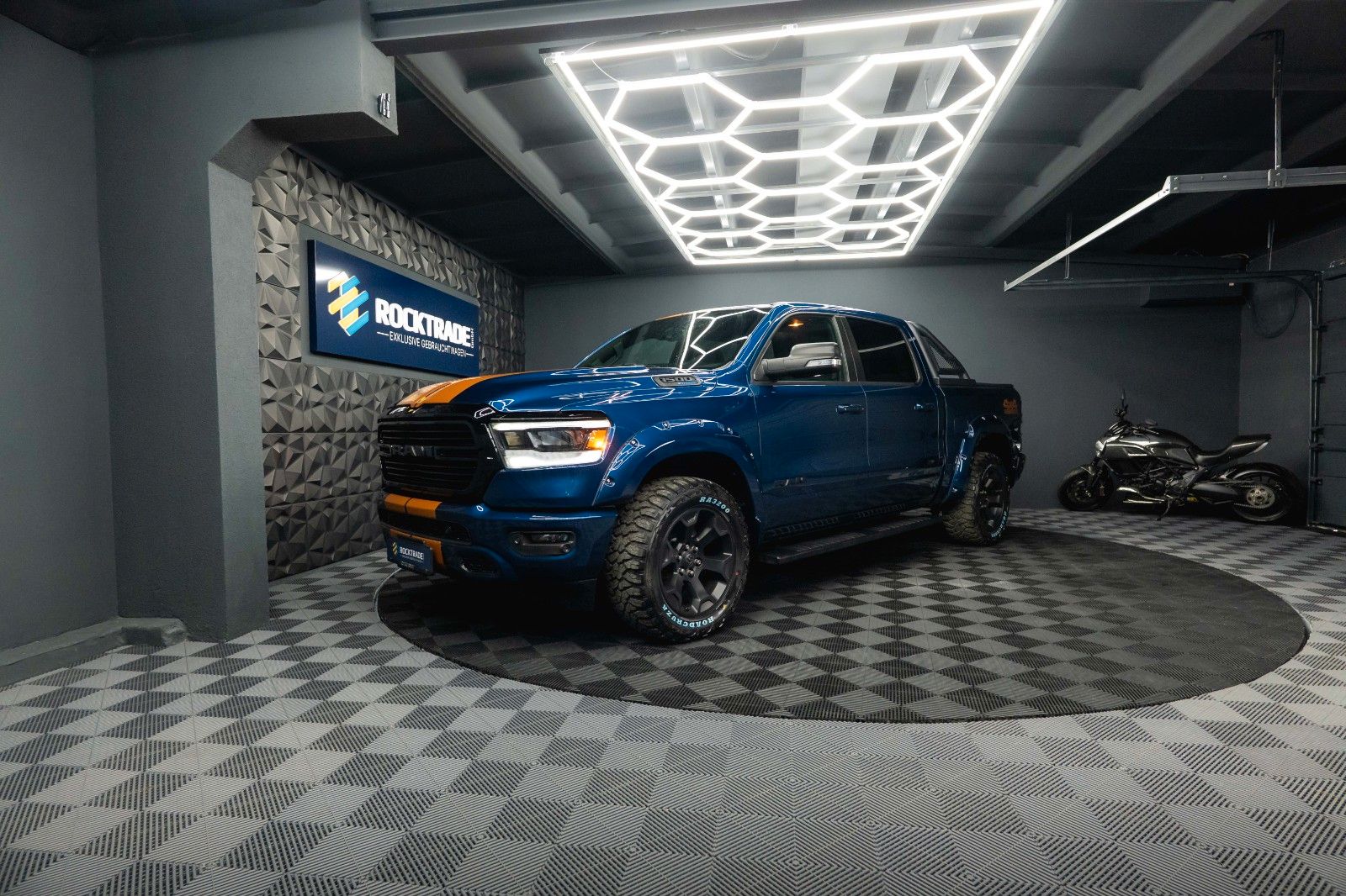 Fahrzeugabbildung Dodge RAM 5.7 V8 HEMI 4x4 OFFROAD Night-Paket *LED*19%