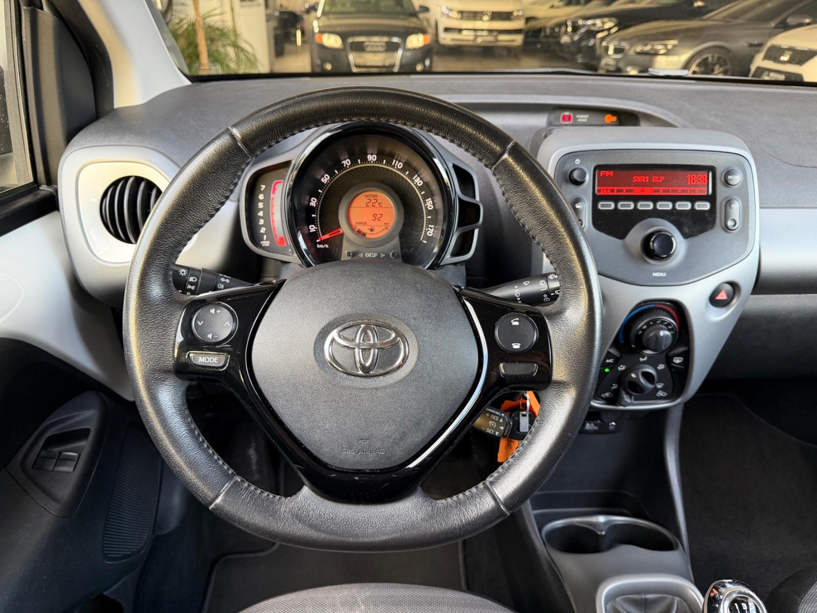 Toyota AYGO x-play *LED*BT*Klima*Tempomat*Lederlenkrad*
