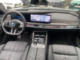 BMW i7 M70 xDrive M Sport || TheatreScreen Massage - BMW i7: Grau