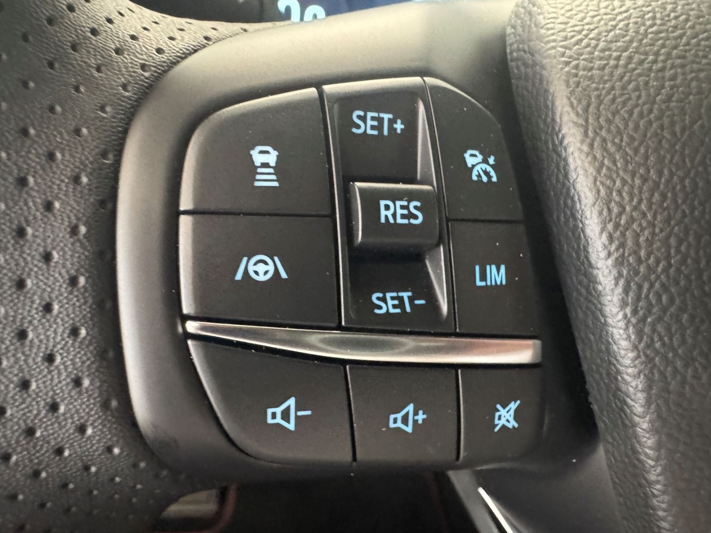 Fahrzeugabbildung Ford Focus Turnier ST-Line X B&O 18'' LED ACC Kamera